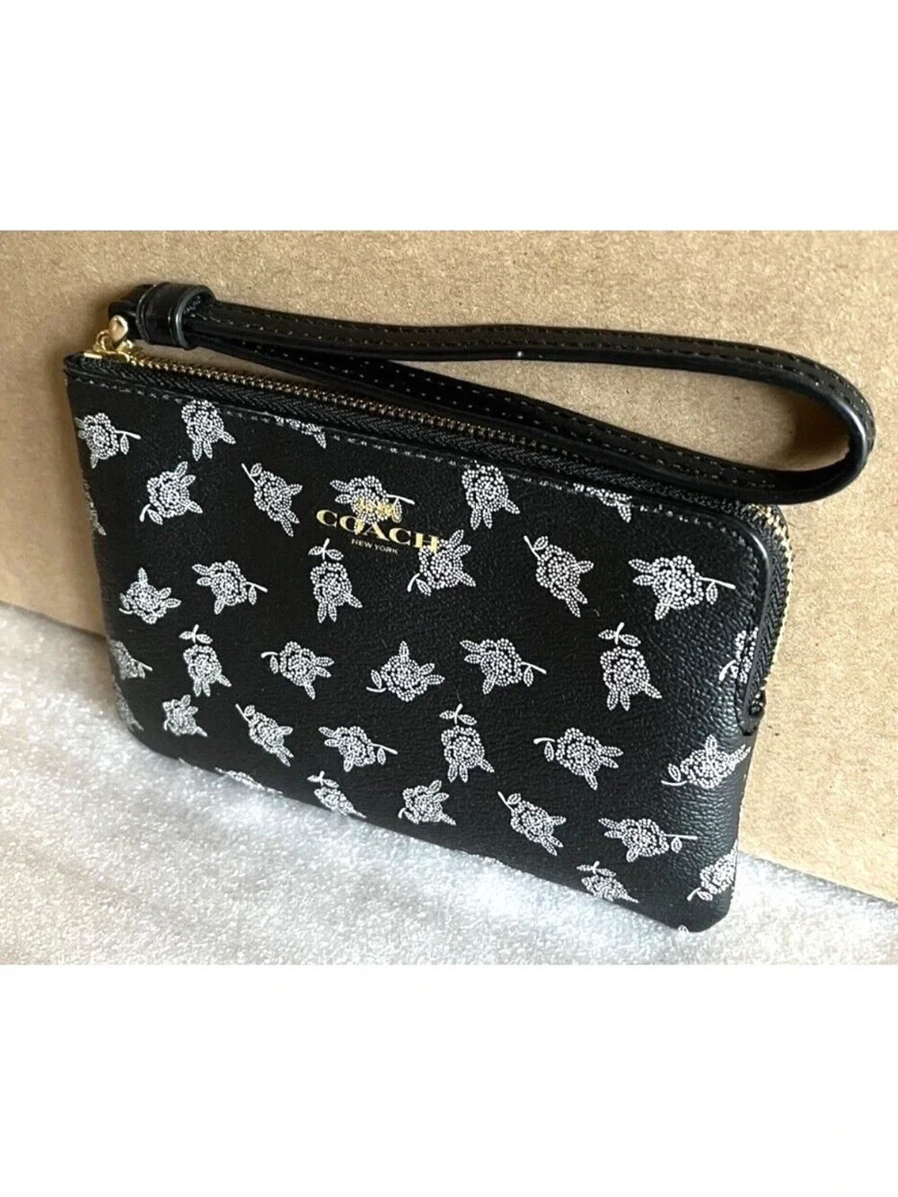 New Coach F39229 Corner Zip Wristlet Floral Print Black Multi